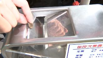 這哪招！搭車「投錯50喊還500」