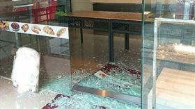 奧客不付1塊錢還扔老闆娘奶茶！雙方大打出手撞破店家玻璃（圖／翻攝自爆廢公社）