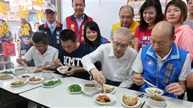 吳敦義韓國瑜高雄吃肉燥飯拚選戰國民黨主席吳敦義（前右2）3日走訪高雄，與黨提名的高雄市長參選人韓國瑜（前右）等人大啖南部肉燥飯，為選戰造勢宣傳。中央社記者王淑芬攝　107年6月3日
