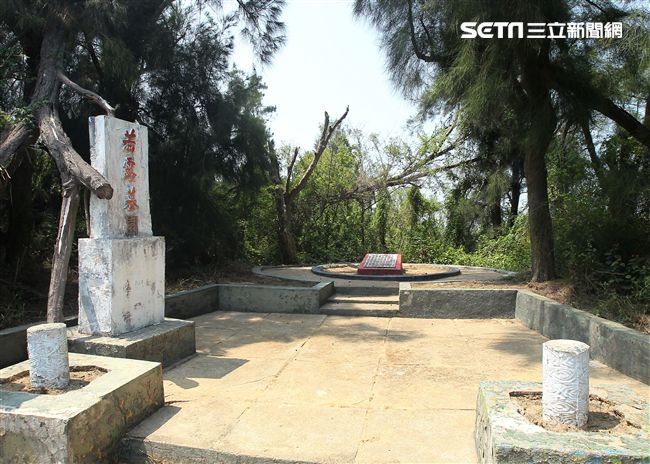 茜露神犬墓。（記者邱榮吉/大膽島拍攝）