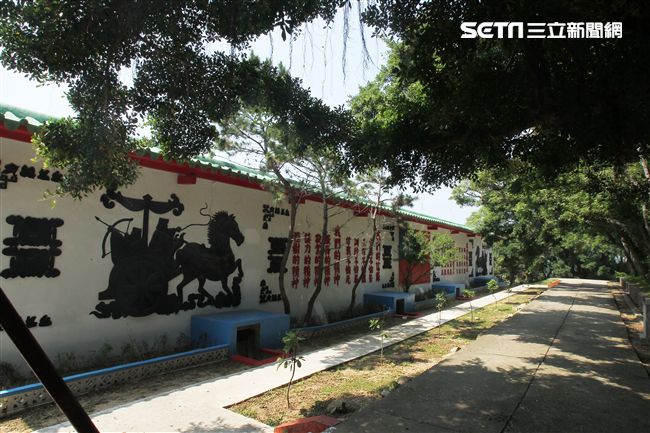 島上著名的「三民主義統一中國」心戰照壁，也成為對岸觀光景點。（記者邱榮吉/大膽島拍攝）