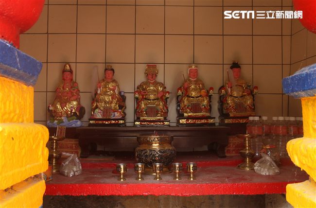 北山寺奉拜媽祖。（記者邱榮吉/大膽島拍攝）