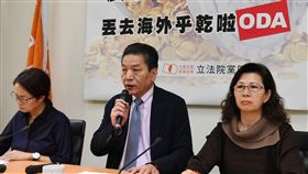 親民黨團質疑農業金庫投入ODA   籲踩煞車親民黨立委周陳秀霞（右起）、李鴻鈞、高金素梅，2日在黨團記者會，質疑政府打算將全國農業金庫近新台幣7000億元資金投入「政府開發協助（ODA）計畫」，黨團完全無法認同，呼籲政府急踩煞車。中央社記者施宗暉攝  107年4月2日