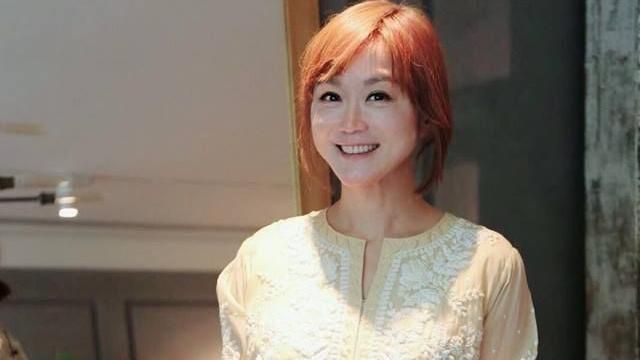 完全娛樂初代主持現身！金髮飄仙女氣