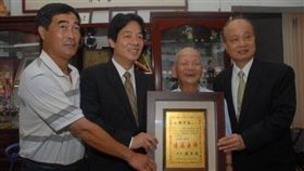 行政院長賴清德2011年擔任台南市長時，頒發台南市升格後第一塊「造福桑梓」匾額給鄭德罕池，表揚他為台南市的卓越市民。（圖／翻攝賴清德臉書）