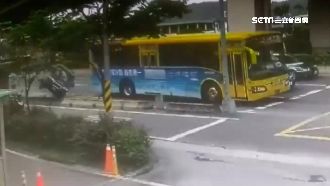 公車搶快切車　貨車閃不及翻覆爆車頭