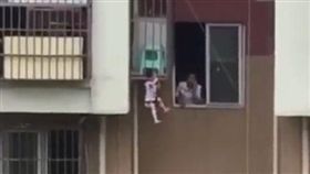 男童脖子卡陽台懸掛空中，看得讓人嚇歪。（圖／翻攝梨視頻）