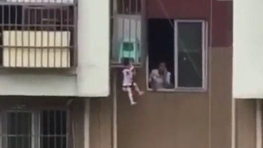 童「脖子卡欄杆」　懸空3樓陽台掙扎
