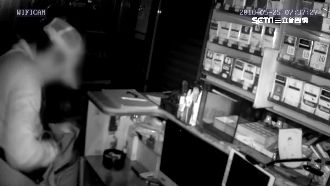 賊偷10手機　老闆怒：沒電動打了！