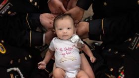 軍人,美國,Chris Harris,阿富汗,自殺炸彈,女嬰,合照,拉砲,彩紙,Britt Harris,Christian　圖／翻攝自IG https://goo.gl/FecRVs