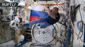 ▲太空人在無重力狀態下玩足球高難度動作。（圖／翻攝自YouTube）