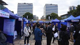 上海辦兩岸大學生就業招聘會2017兩岸大學生就業專場招聘會4日在上海楊浦區舉行，15家台資企業及數十家大陸本地企業、外資企業參加。有業者表示，越來越多台灣年輕人前往大陸找工作。中央社記者張淑伶上海攝　106年11月4日