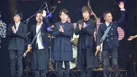 hito音樂獎　五月天壓軸演出2018 hito流行音樂獎3日晚間在台北小巨蛋頒獎，樂團五月天擔綱典禮壓軸演出嘉賓，帶領現場萬人大合唱同歡。右起為吉他手石頭、主唱阿信、鼓手冠佑、貝斯手瑪莎與吉他手怪獸。中央社記者孫仲達攝　107年6月3日