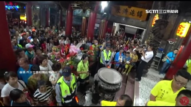 半夜苦等白沙屯媽祖開爐　拱天宮擠滿千名信眾