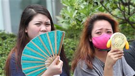 高溫炎熱　民眾搧扇子吹小電扇消暑中央氣象局預報，3日北部、東北部高溫攝氏30、31度左右，花東高溫約30度，中南部仍是悶熱，高溫在32至35度間。上午台北街頭的民眾搧扇子、吹小電扇抗熱消暑。中央社記者吳翊寧攝　107年6月3日