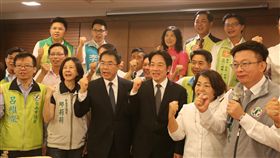 賴揆台南餐敘  勉綠營團結勝選行政院長賴清德（前左4）2日和民進黨提名的台南市長參選人黃偉哲（前左3）及市議員參選人餐敘，替他們加油打氣，也勉勵大家團結一致，達到市長高票當選，市議會席次過半的總目標。中央社記者張榮祥台南攝  107年6月2日