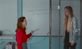 ▲伊莎貝雨蓓在《雙面海德》飾演一名令學生討厭的物理老師。