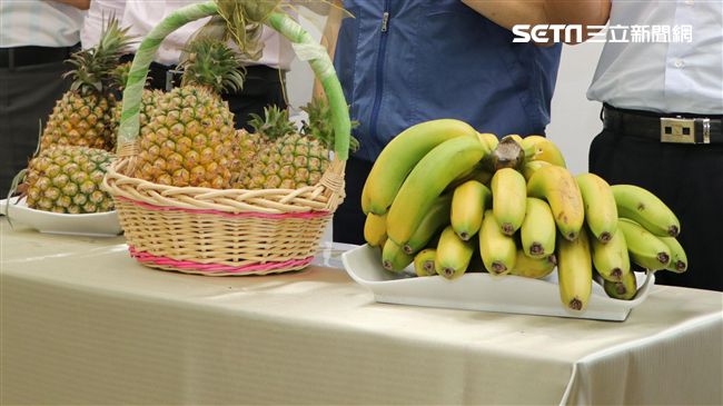 市面上常見的香蕉（一條即可）、鳳梨（兩掌心份量即可）等水果可助人入睡。（示意圖／資料照）