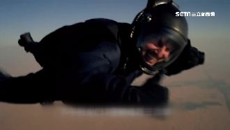 高空低開跳傘　阿湯哥演員史上第一人