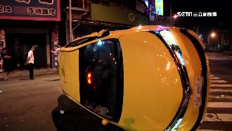 閃神闖紅燈　計程車遭撞90度側翻