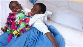 教書夢碎 坦尚尼亞連體姊妹過世（圖／翻攝自BBC）