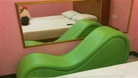 摩鐵這張床用途，讓網友都驚呼「長姿勢了」。（圖／翻攝爆廢公社）