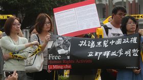 救援李明哲　致函蔡總統李明哲救援大隊19日在總統府北側廣場舉辦「李明哲被抓一週年行動記者會」，要求總統蔡英文持續關注此案，與國際合作、施壓中國大陸，對未來個案建立有效救濟途徑。中央社記者鄭傑文攝　107年3月19日