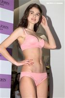 性感洋妹內衣秀。（記者邱榮吉/攝影）