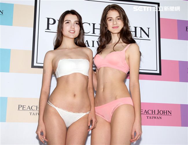 性感洋妹內衣秀。（記者邱榮吉/攝影）