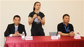 舉重奧運金牌女將許淑淨退役（1）舉重奧運金牌女將許淑淨（中）因復健不及將退出亞運賽並宣布退休，4日下午由教練蔡溫義（左）、國訓中心執行長李文彬（右）陪同在高雄召開記者會，說明決定引退的心路歷程。中央社記者董俊志攝　107年6月4日