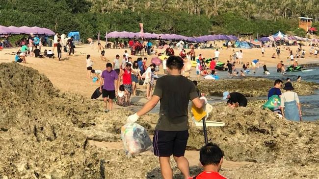 大家都在玩水…唯獨他「流汗淨灘」