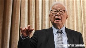 台積電董事長張忠謀召開台積電法人說明會。 圖／記者林敬旻攝