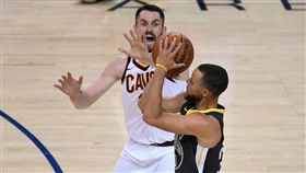 Kevin Love被Stephen Curry砍進高難度三分（圖／取自推特）