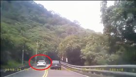 賓士過彎違規超車，害對向騎士摔車還肇逃。（圖／翻攝爆料公社）