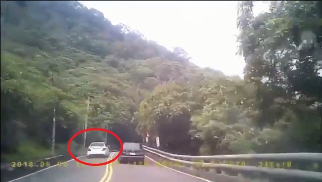 賓士過彎超車肇逃　騎士閃不及摔水溝