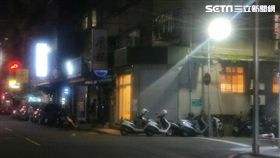 第一殯儀館旁的展龍開發國際公司疑因消費糾紛遭人開槍，公司逮到同夥江男並將他刺傷，警方正深入追查中（翻攝畫面）