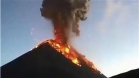 中美洲國家瓜地馬拉火峰火山（Fuego）昨日噴發，造成至少25人身亡，近300人受傷，這是火峰火山逾40年來最嚴重的噴發，總統莫拉萊斯宣布全國進入警戒狀態。（圖／翻攝自推特）