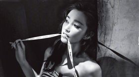 李冰冰，《時尚先生》性感照。(翻攝微博)