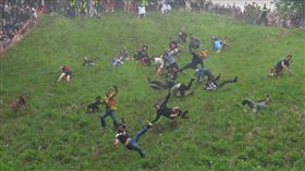 cheese rolling competition,英國,骨折,活動,受傷,滾動,起司,雙倍格洛斯特起司,競賽　圖／翻攝自YouTube