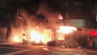 台南住宅傳火警！消防員急衝火場救人