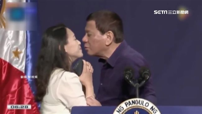 贈書強吻已婚女粉絲　杜特蒂挨轟噁心