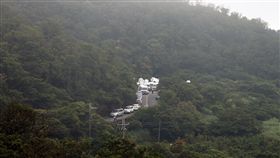 F-16失聯　五分山起霧搜救增難度一架由飛官吳彥霆駕駛的F-16單座戰機4日下午在新北、基隆交界一帶山區失聯，軍警消據報出動在五分山周邊搜救，傍晚山上霧氣漸濃，增加搜救困難度。中央社記者徐肇昌攝　107年6月4日