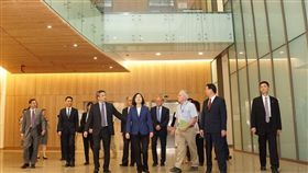 蔡英文總統參觀AIT內湖新館。（圖／翻攝AIT臉書)