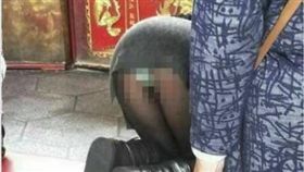 短裙正妹拜拜好虔誠！黑絲襪從「根部爆裂」　網：受不了