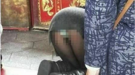 短裙妹太虔誠！黑絲襪從「根部爆裂」