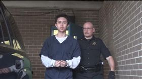 孫安佐拋棄預審程序  換撤銷持有武器罪藝人孫鵬、狄鶯之子孫安佐（左）美東時間25日出庭。他的辯護律師在預審庭上主張拋棄預審程序，盼與檢方達成撤銷持有犯罪工具意圖犯案罪名。中央社記者江今葉米迪亞攝  107年4月26日