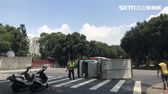 獨／總統官邸前車禍　貨車遭追撞翻覆