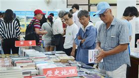 兩岸合作澎湖書展登場（1）「兩岸合作–第10屆澎湖書展」4日起在澎湖縣文化局登場，現場展出中國大陸近年來出版的各類優良圖書與文創藝品近5000件，吸引許多民眾到場參觀。中央社　107年6月4日