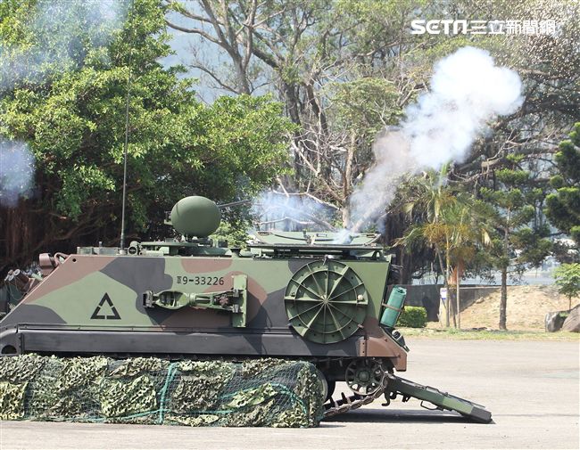 迫砲車迅速進入陣地實施火砲射擊。（記者邱榮吉/攝影）