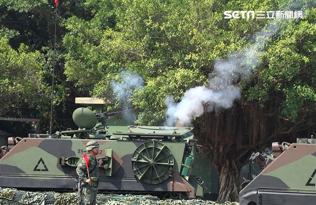迫砲車迅速進入陣地實施火砲射擊。（記者邱榮吉/攝影）